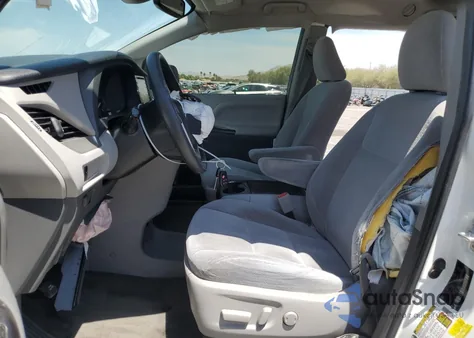 2018 Toyota Sienna Le z USA, uszkodzony, nr VIN 5TDKZ3DC4JS920443